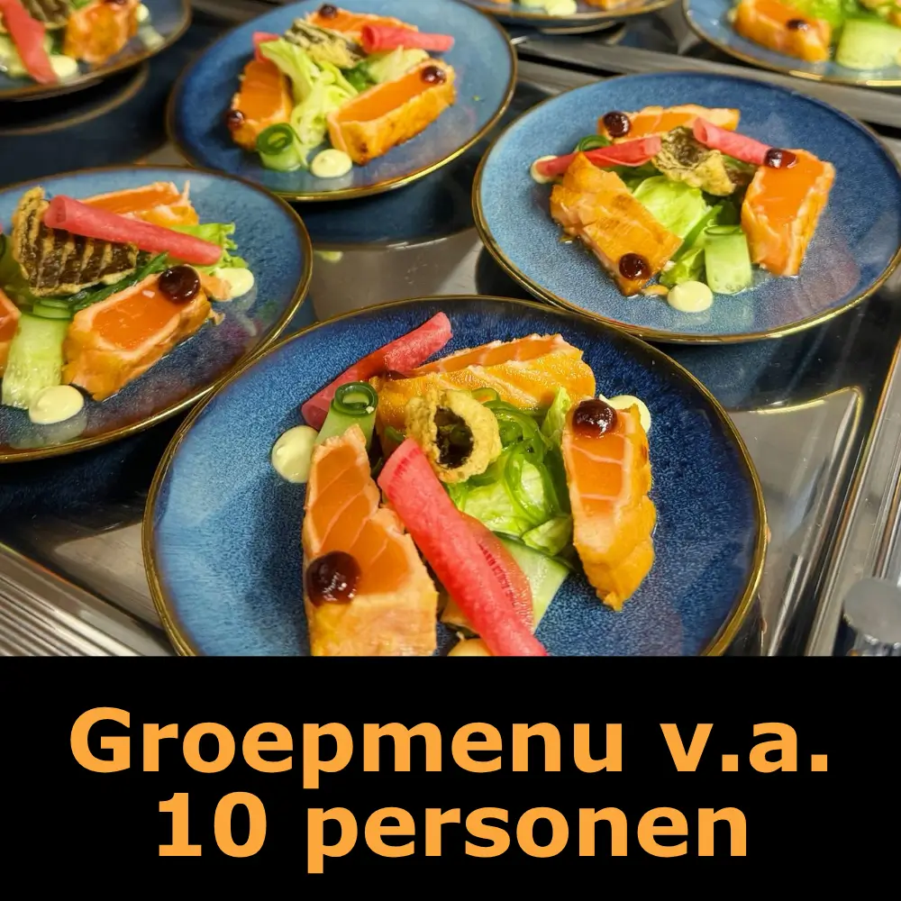 Groepsmenu vanaf 10 personen met luxe voorgerecht van zalm, salade en verse garnituren bij Plateau Eten & Drinken.