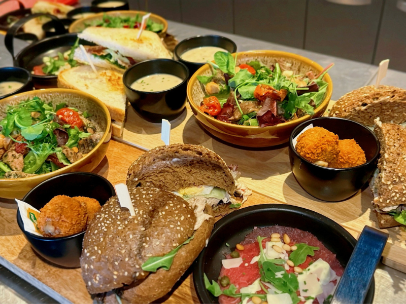 Uitgebreide lunch met rijk belegde broodjes, verse salades en warme hapjes bij Plateau Eten & Drinken.